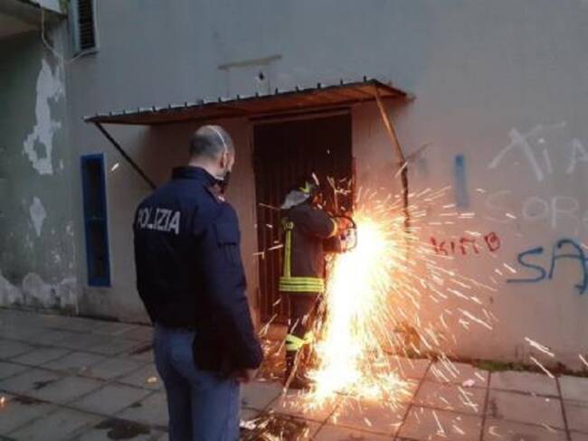 Controlli a Librino, spacciava in una casa occupata abusivamente: cocaina e crack nascosti nel fornetto