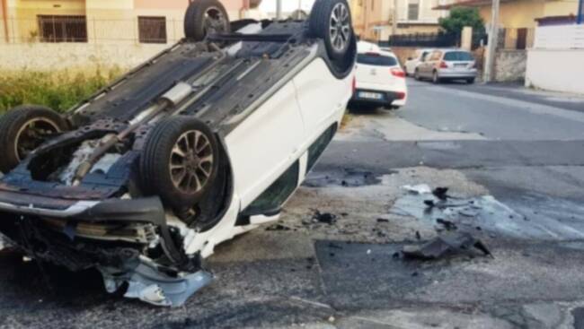 Pauroso incidente a Siracusa, auto si ribalta dopo l’impatto: vigili del fuoco e 118 sul posto