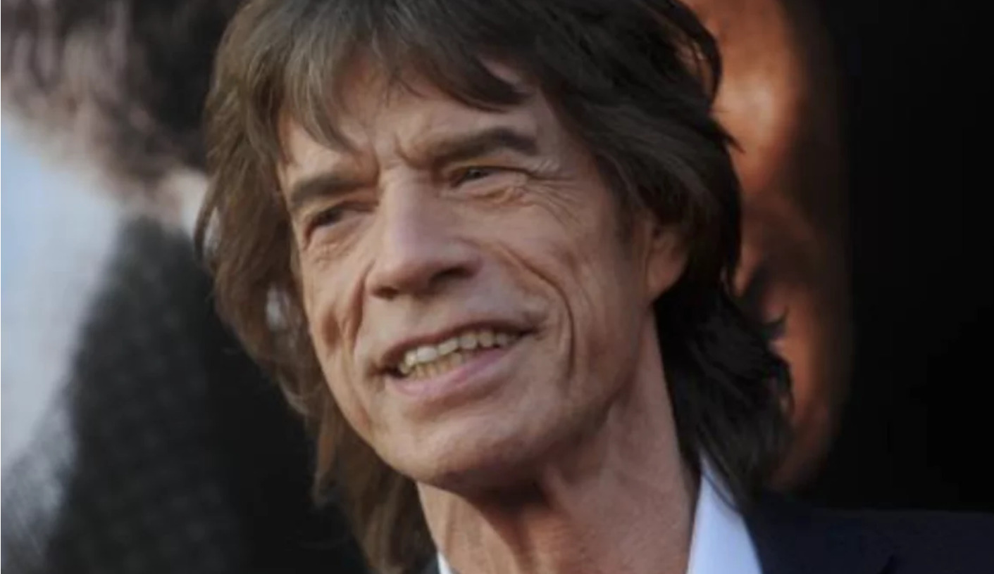 Mick Jagger torna in Sicilia, pranzo in riva al mare con la famiglia e dedica al titolare del ristorante