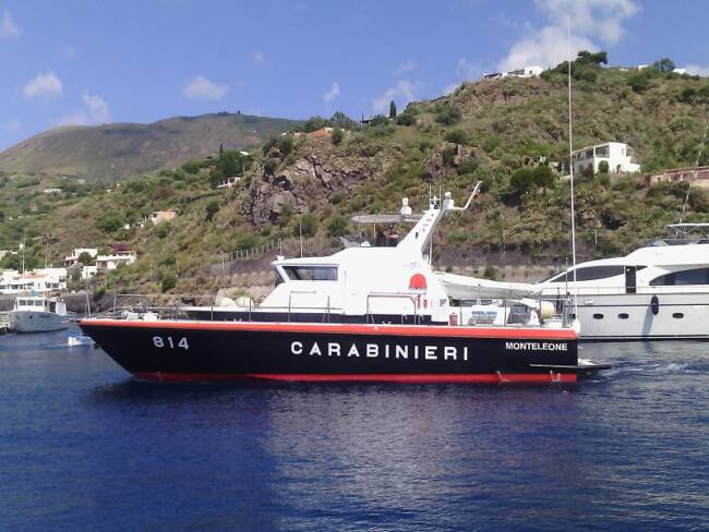 Doppio furto in barca spiaggiata, ladri recidivi beccati due volte: scatta la denuncia