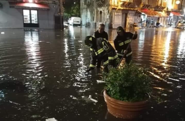 Maltempo, Catania e provincia in ginocchio: strade e piazze allagate, cittadini al buio e auto bloccate – FOTO