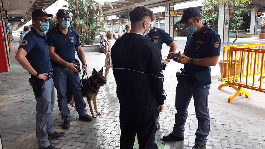 Sicilia, cani poliziotto nelle stazioni: controllate quasi 400persone e bagagli in 99 scali, all’opera 135 agenti
