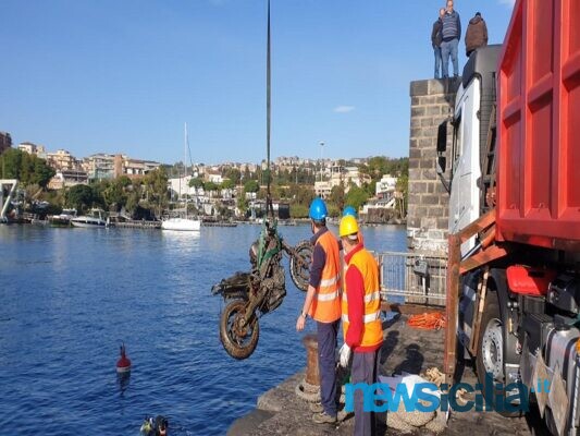 Catania, pulizia straordinaria a Ognina. Il mare restituisce una moto, Cristaldi: “Da 28 anni nessun lavoro” – FOTO e VIDEO