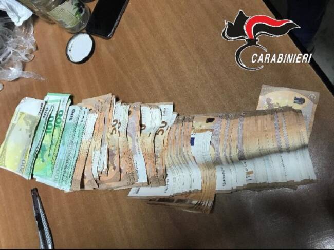 Gestione dello spaccio in un luogo isolato con diversi ruoli e “videosorveglianza”: tre arresti nell’Agrigentino