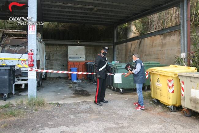 Rifiuti Covid trattati come “normali”. Trovati 13 cassonetti pieni: indagati titolare e responsabile degli appalti