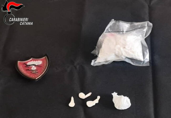 Giarre, cocaina nascosta in tasca e sotto la moquette dell’auto: in manette 53enne