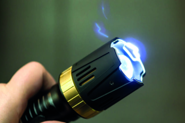 Minacciano col taser centauro in sosta e si fanno consegnare 15 euro: nei guai due 17enni
