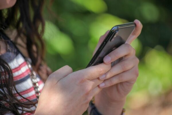 Catania, ragazza derubata della borsetta ritrova cellulare grazie a una “App”