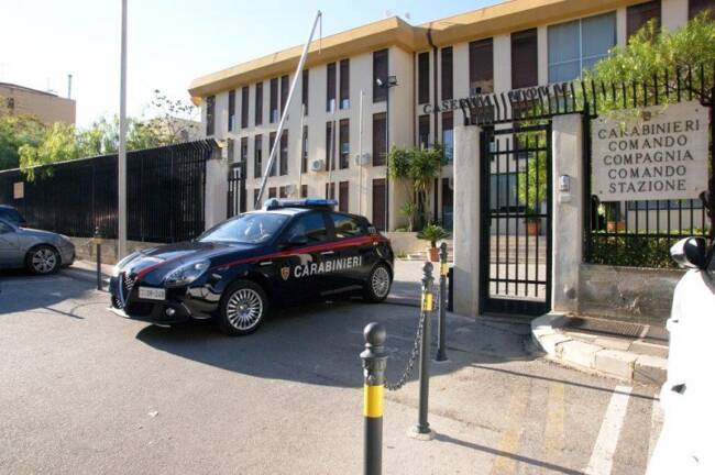 Fermati sulla SS 113 con due chili di marijuana in un sacco di juta: ai domiciliari tre persone