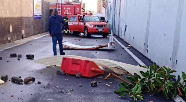 Tromba d’aria a Catania, colpiti anche i paesi etnei e la fascia ionica: in corso 30 interventi di rimozione e recupero – FOTO