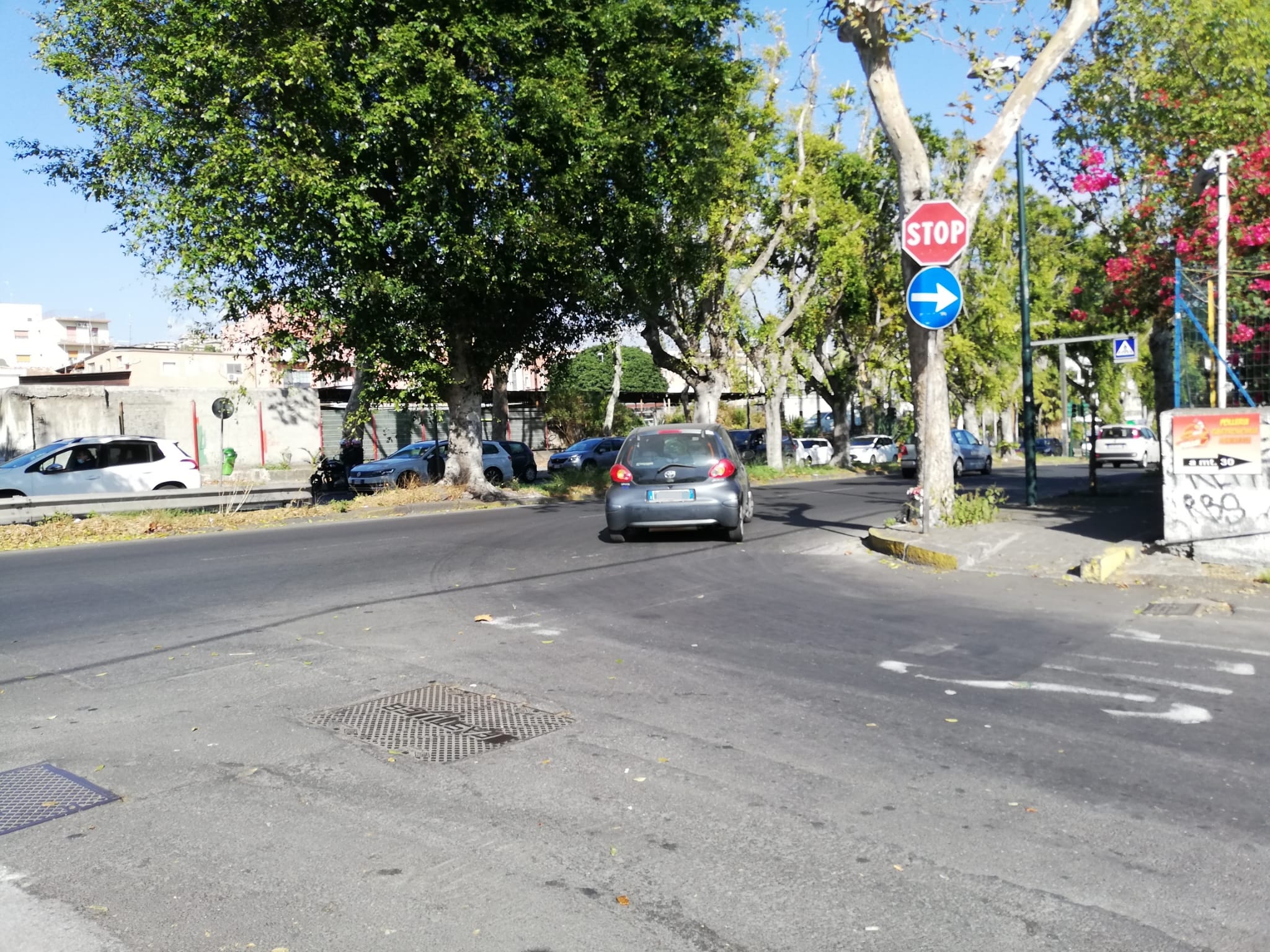 Gli “incroci maledetti” di Picanello tra segnali scoloriti e automobilisti indisciplinati: “Abbiamo paura” – FOTO