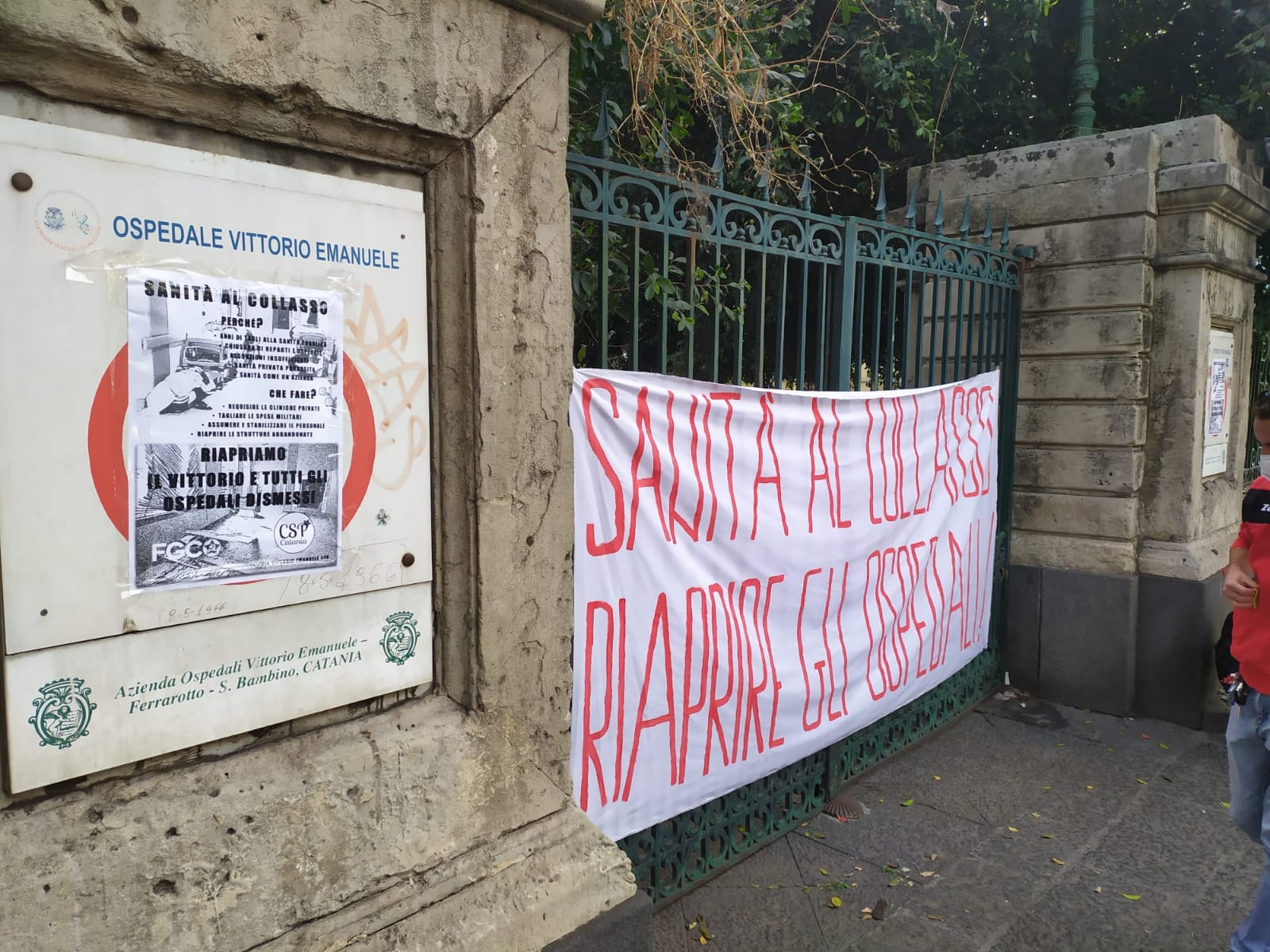 Coronavirus Catania, protesta davanti al Vittorio Emanuele: “Sanità al collasso, riapriamo gli ospedali dismessi”