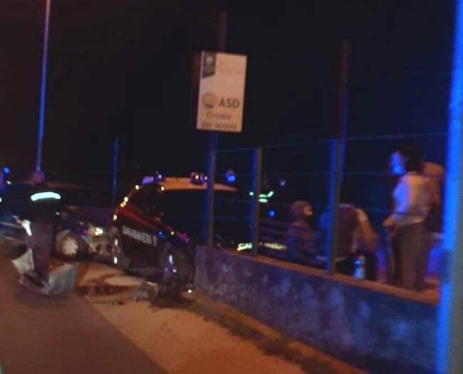 Insolito e rocambolesco incidente sulla SP 17, gazzella contro Renault clio: il bilancio è di 3 feriti – FOTO