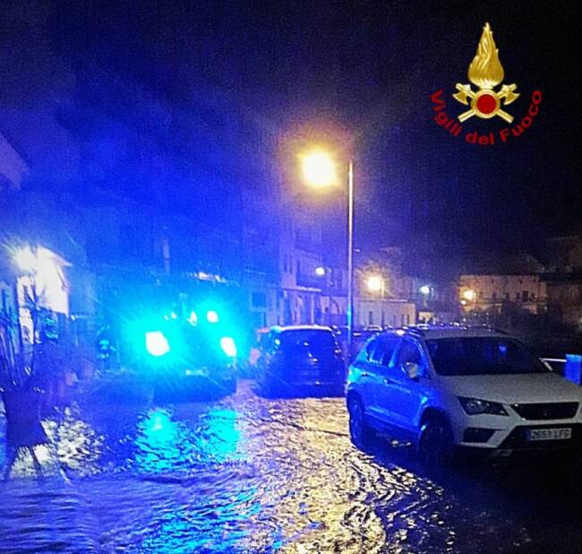 Il Catanese nella morsa del maltempo, esonda il torrente Peschiera: abitazioni e garage allagati – FOTO e VIDEO