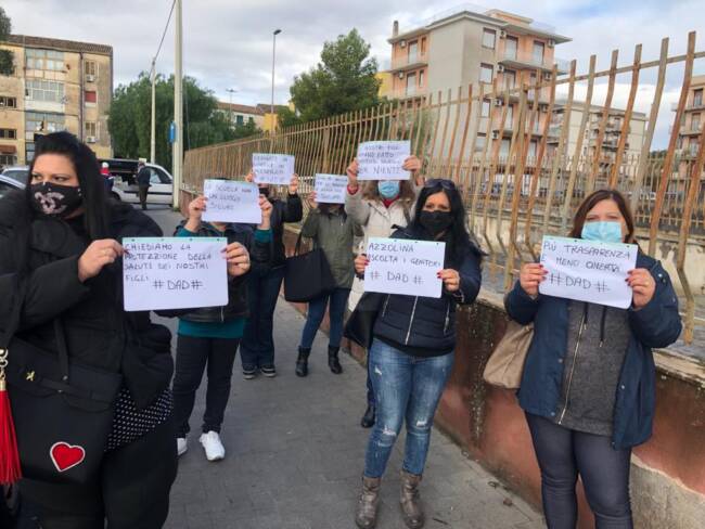 Casi positivi all’I.C.S. “Italo Calvino”, genitori chiedono la DaD ma il preside nicchia: “La legge non lo permette” – FOTO