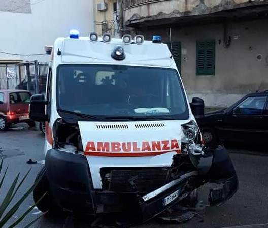 Incidente nella notte, violento scontro tra auto e ambulanza: apprensione per i conducenti