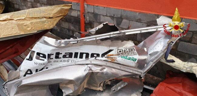 Maltempo a Catania, oggetti dell’aeroporto trascinati a centinaia di metri: ritrovati in via Brucoli – FOTO e VIDEO
