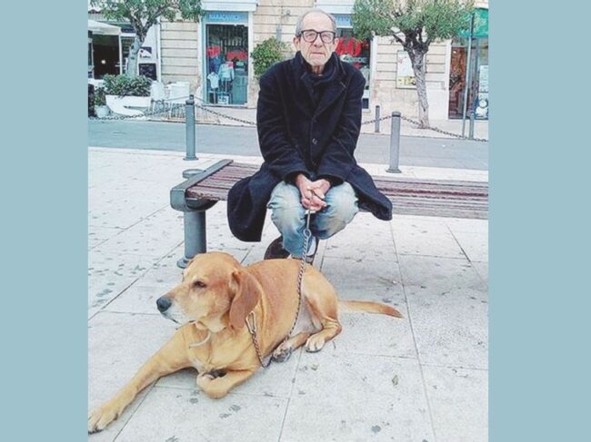 Funerali pittore Salvatore Accolla, accanto alla bara il suo migliore amico a quattro zampe Righel
