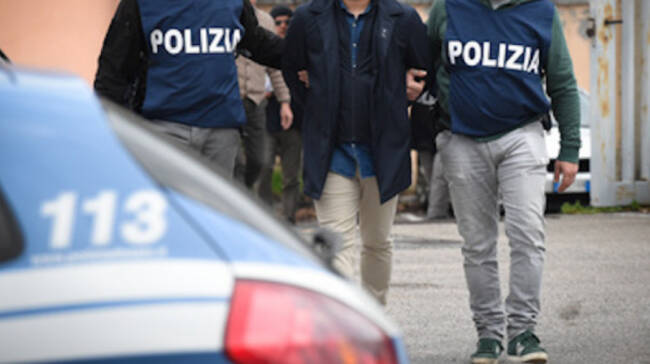 Prostitute rapinate e sequestrate in casa da finti poliziotti: due arresti
