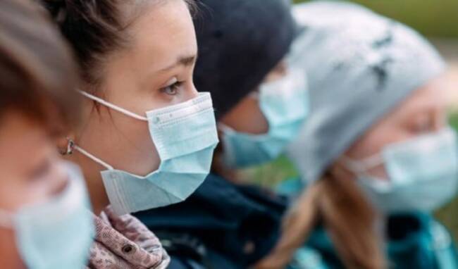Covid, stop alle mascherine all’aperto dall’11 febbraio: la nuova ordinanza del ministro Speranza