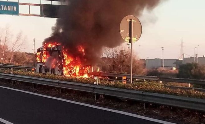 Autobus in fiamme lungo la Siracusa-Catania: salvo l’autista, nessun ferito ma mezzo distrutto