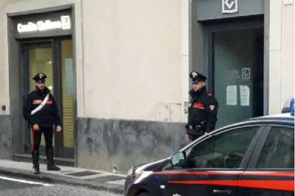 Mascherina e cappellini, colpo in banca da quasi 30mila euro: posti di blocco fermano tutti i mezzi, arrestato un 28enne