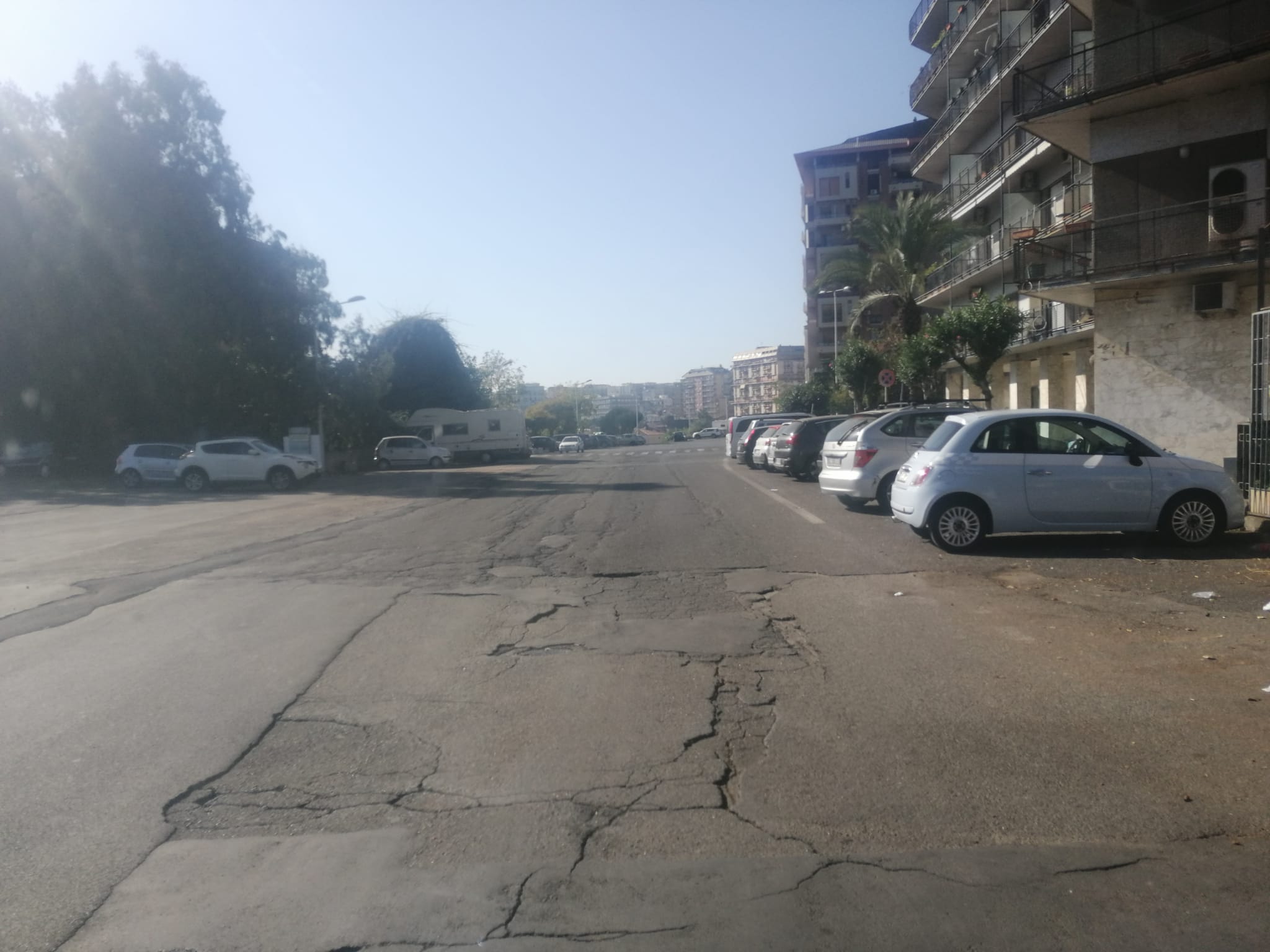 Catania, problemi strutturali e di mobilità in via De Gasperi. Cardello: “Una zona completamente abbandonata”
