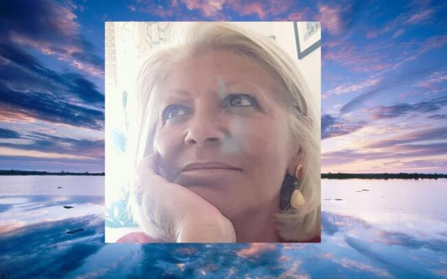 Malore in casa, la figlia la trova priva di vita: incredulità per la scomparsa di Silvana Romano, Floridia la ricorda così