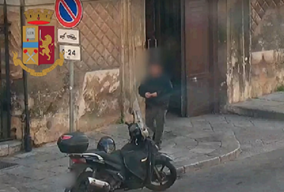 Maxi truffa ai danni della Regione Siciliana: nei guai 47 impiegati, timbravano e andavano via Maxi truffa ai danni della Regione Siciliana: nei guai 47 impiegati, timbravano e andavano via
