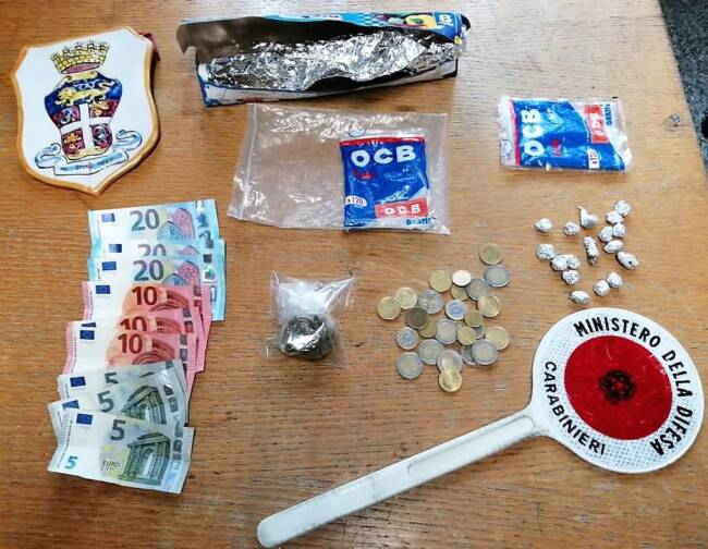 Tiene la droga in auto per spacciare, 19enne del Catanese finisce nei guai: fermato dai carabinieri