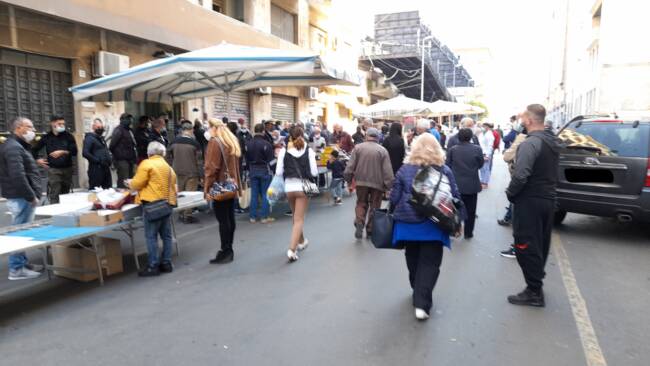 Catania, municipale irrompe “a Fera o Luni” e obbliga la chiusura. La denuncia della Federazione del Sociale USB