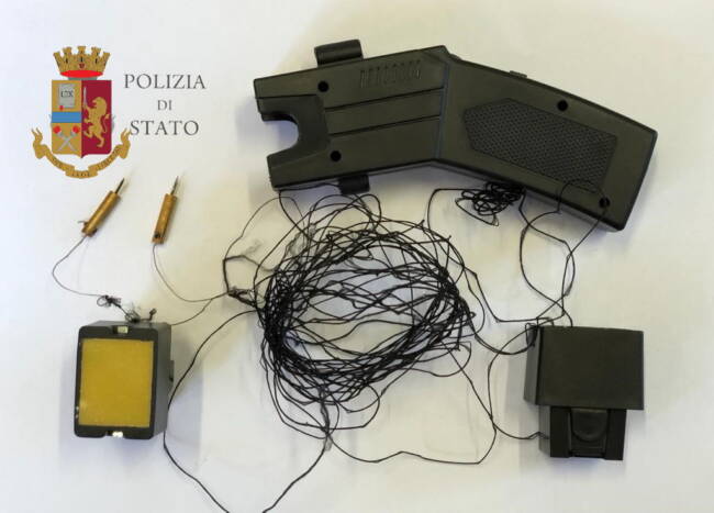 Pregiudicato con condanne alle spalle in casa con un taser della polizia americana: denunciato 28enne di Palermo