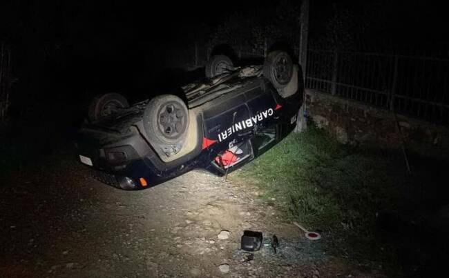 Rifiuta di sottoporsi all’alcol test, carabinieri gli tolgono la patente: noto ristoratore torna con una ruspa per investirli