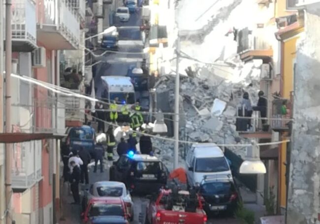 Crolla edificio di 2 piani, residenti lanciano allarme dopo forte boato: tragedia sfiorata