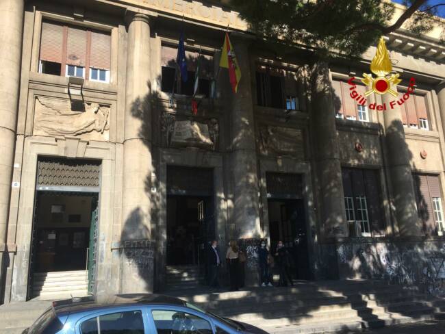 Incendio all’Istituto “De Felice” di Catania: sul posto vigili del fuoco, Polizia di Stato e municipale