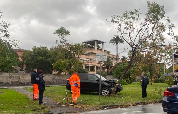 Catania, incidente a Ognina: uomo perde il controllo e finisce contro un albero