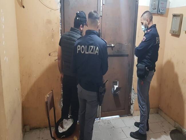 Catania, sala scommesse di San Cristoforo trasformata in centrale di spaccio: arrestato Michel Mirko Lazzara