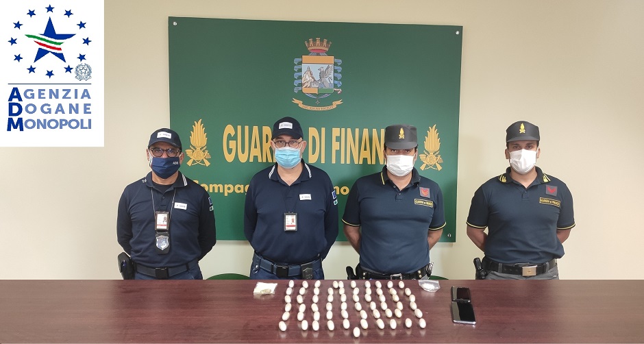 Sbarca all’aeroporto di Punta Raisi con 66 ovuli di eroina nello stomaco: nigeriano finisce in ospedale