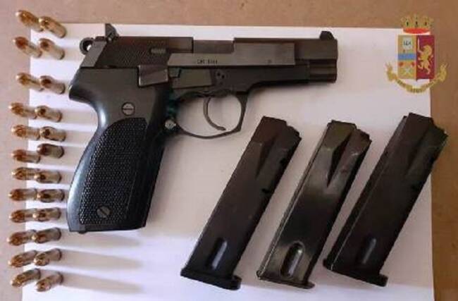 Trovato in casa con pistola, caricatori e cartuccia per Kalashnikov: in manette 30enne a San Cristoforo