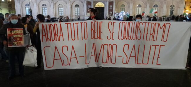 Catania contro l’ultimo Dpcm, una piazza piena di contraddizioni. Vasta (USB) : “Il Covid c’è e uccide, ma non siamo tutti sulla stessa barca”