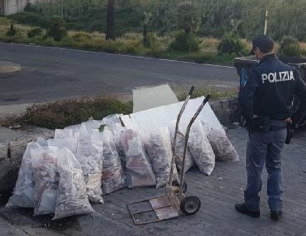 Catania, getta 26 sacchi di rifiuti speciali in viale Bummacaro e in un giardino pubblico: 30enne denunciato