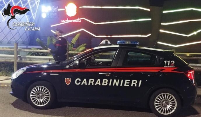 Controlli anti-Covid nel Catanese: carabinieri al “Centro Sicilia”, 35 persone identificate e 5 sanzionate