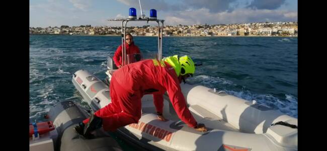Doppio intervento nelle acque di Ragusa, il Presidio Marina salva una giovane surfista e libera una imbarcazione