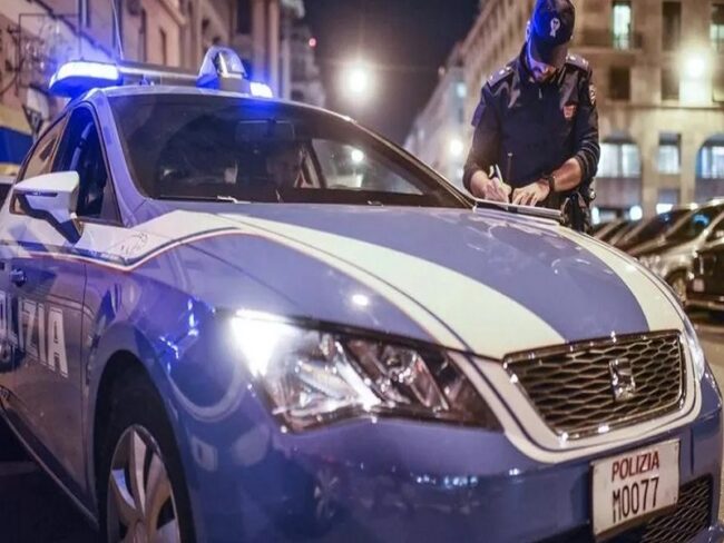 Incidente auto/Vespa: arrivano gli agenti e vengono picchiati, calci e testate; arrestati due 20enni