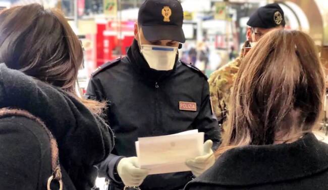 Donna positiva al Coronavirus beccata in giro anziché nella propria abitazione: denunciata