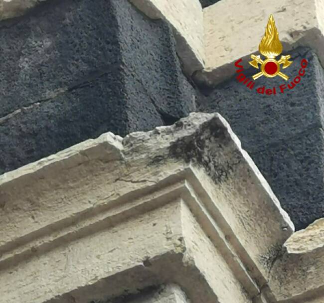 Catania, Porta Garibaldi perde pezzi: crollata una parte di cornicione – LE FOTO