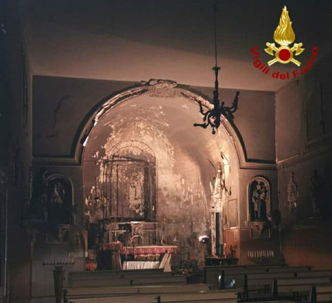 Incendio a Catania, fiamme nella chiesa S. Maria del Rosario: altare a fuoco – DETTAGLI