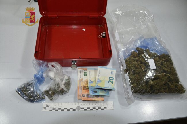 Marijuana nascosta tra “cianfrusaglie” in cortile, in cucina e in camera da letto: arrestato 46enne