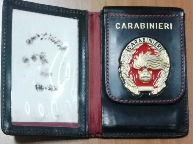 Fermato al posto di blocco: “Sono un carabiniere” ed esibisce falsi distintivi: denunciato 45enne