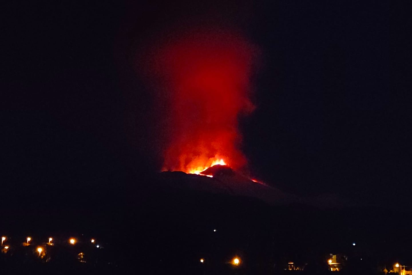Etna, spettacolo all’alba tra lava e neve: doppia colata e attività stromboliana dai crateri